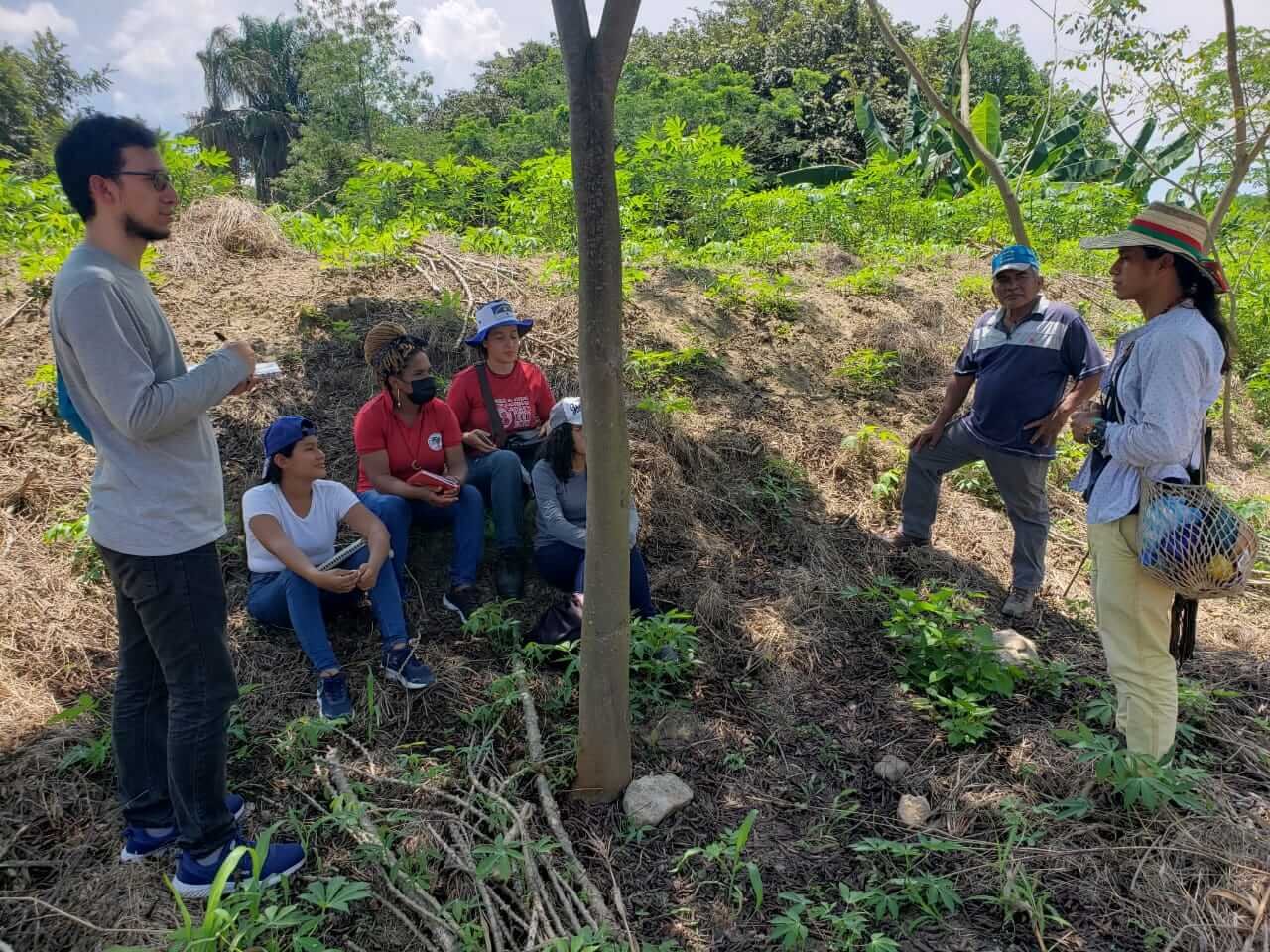 chicas en comunidad